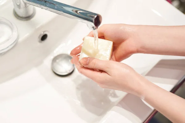Mycie Rąk Mydlaną Kobietą Celu Zapobiegania Wirusom Korony Higieny Aby — Zdjęcie stockowe