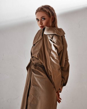 Cazibeli seksi moda kadını doğal makyaj stili kıyafet günlük kıyafetlerle tanışmak için pamuk kostüm zarif bayan aksesuar koleksiyonu katalog modeli poz dükkanı, sarışın kadın.