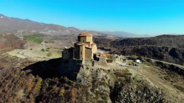 Gürcistan 'daki Mzcheta' daki Dshwari Kilisesi 'nin önünde. Drone görünümü