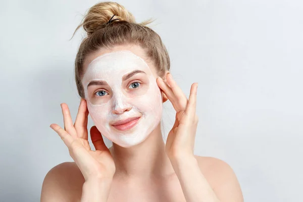 Jong Meisje Met Een Cosmetisch Masker Van Wit Glimlachend Gezicht — Stockfoto