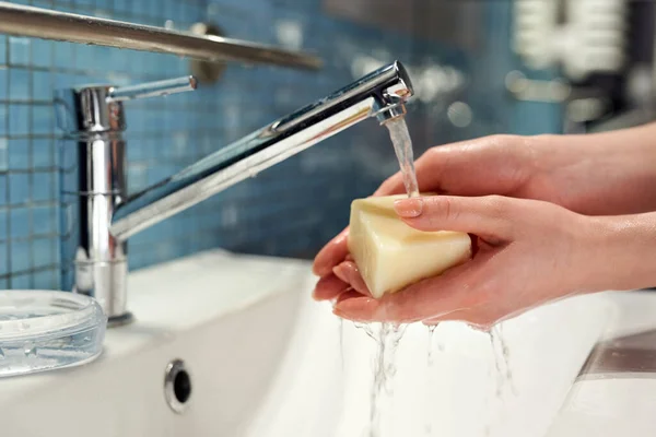 Lavarse Las Manos Con Jabón Bajo Grúa Con Agua —  Fotos de Stock