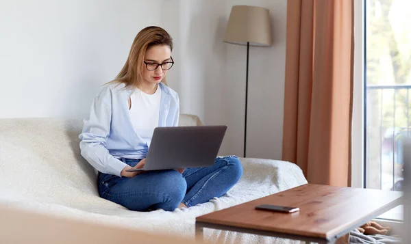 Mooie Student Die Online Studeert Notities Leert Schrijven Een Bureau Stockfoto