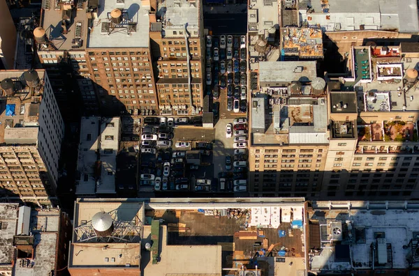 纽约停车场的汽车俯瞰全景 从纽约市街道上的摩天大楼上眺望 停车的问题 免版税图库照片