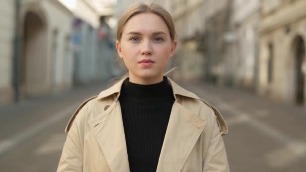 Ung Blond Kvinna Bär Skyddande Mask Mot Smittsamma Sjukdomar Promenader — Stockvideo
