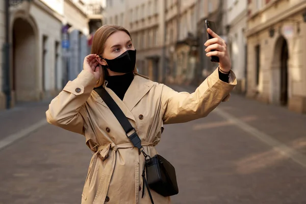 Blone Young Atrakcyjna Kobieta Podróżnik Robi Selfie Nosi Ochronną Maskę Obrazy Stockowe bez tantiem