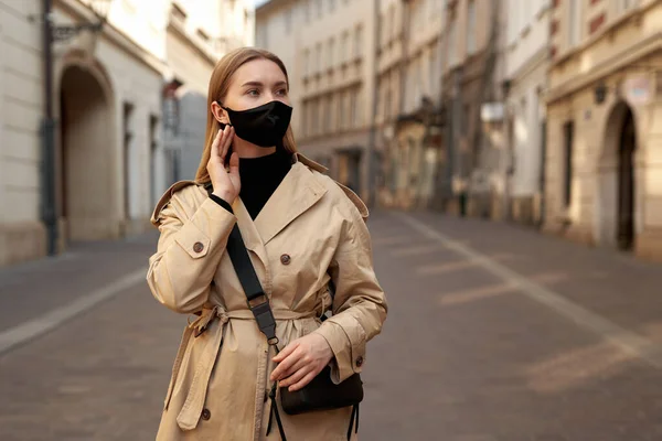 Vrouw Trendy Mode Outfit Tijdens Quarantaine Van Coronavirus Uitbraak Model Rechtenvrije Stockfoto's