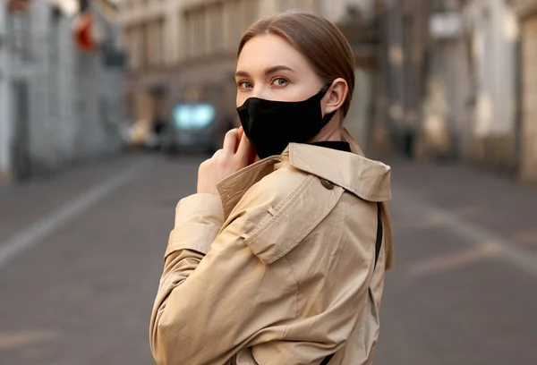 Vrouw Trendy Mode Outfit Tijdens Quarantaine Van Coronavirus Uitbraak Model Rechtenvrije Stockfoto's