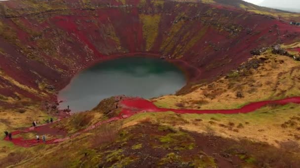 Letecký Pohled Islandské Kráterní Jezero Vrcholu Sopky Kerio Turisty Kráčející — Stock video