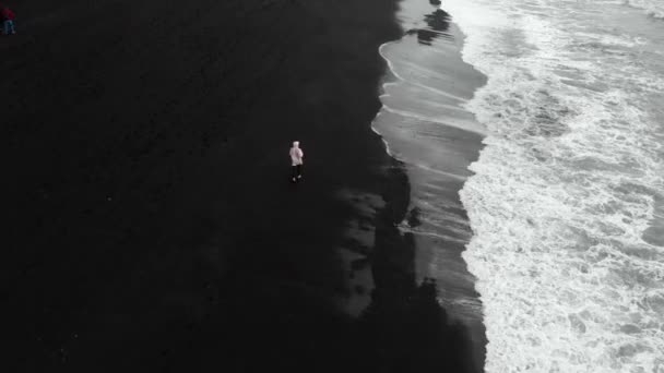 Viaggiatore Uomo Piedi Enorme Pietra Sulla Spiaggia Vulcanica Sabbia Nera — Video Stock