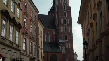 Krakow, Polonya. - 22.05.2022. St. Mary Bazilikası ve Kumaş Salonu Binası. Cennete Giden Hanımefendimizin Ünlü Tarihi Kilisesi. Ana Pazar Meydanı 'ndaki Saint Mary Kilisesi. 