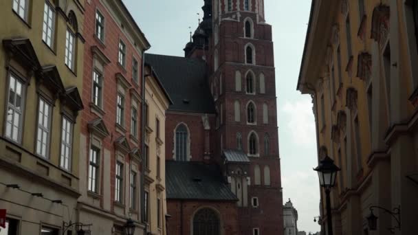 ポーランドのクラクフ 2022年 聖マリア大聖堂と聖衣堂の建物 私たちの女性の有名な古いランドマーク教会は天国に仮定しました メインマーケット広場の聖マリア教会 — ストック動画