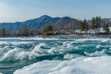 Turkuaz dalgalar Katun Nehri