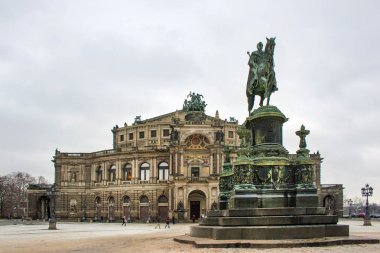 Dresden/Almanya - 23 Kasım 2015: Dresden tarihi kent merkezi, Kral Johan Tiyatro Meydanı'nda bir anıt
