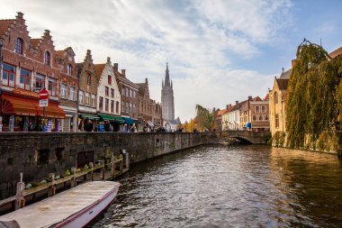 Brugge, Belçika - 23 Kasım, 2017. Brugge Ortaçağ tarihi şehir. Brugge sokakları ve tarihi merkezi, kanallar ve Binalar. Brugge, Belçika'deki popüler turistik hedef.