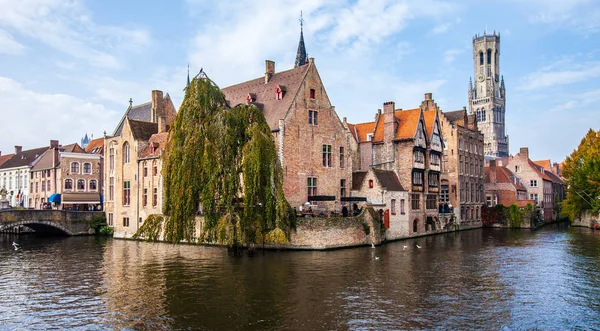 Brugge, Belçika - 23 Kasım, 2017. Brugge Ortaçağ tarihi şehir. Brugge sokakları ve tarihi merkezi, kanallar ve Binalar. Brugge, Belçika'deki popüler turistik hedef.