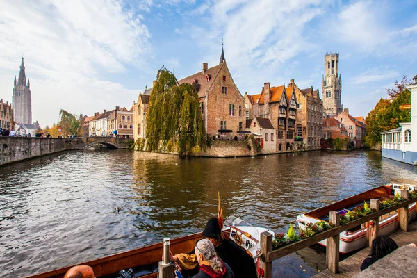 Brugge, Belçika - 23 Kasım, 2017. Brugge Ortaçağ tarihi şehir. Brugge sokakları ve tarihi merkezi, kanallar ve Binalar. Brugge, Belçika'deki popüler turistik hedef.