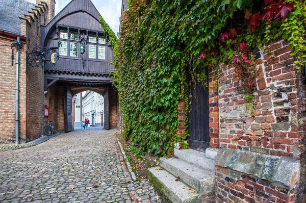 Brugge, Belçika - 23 Kasım, 2017. Brugge Ortaçağ tarihi şehir. Brugge sokakları ve tarihi merkezi, kanallar ve Binalar. Brugge, Belçika'deki popüler turistik hedef.