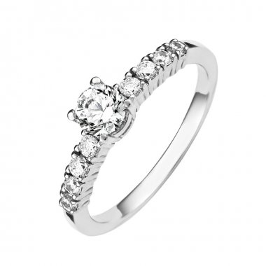 (Beyaz arka plan üzerinde Pırlantalı altın yüzük)