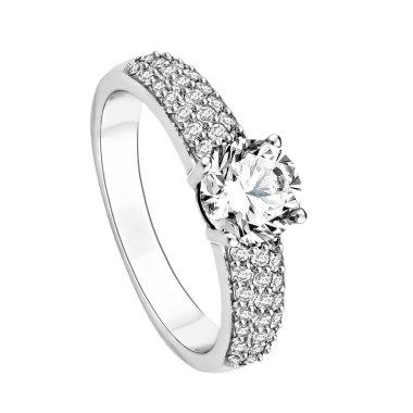 (Beyaz arka plan üzerinde Pırlantalı altın yüzük)