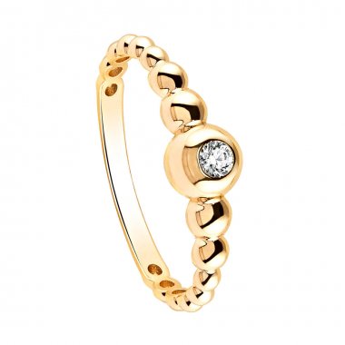 (Beyaz arka plan üzerinde Pırlantalı altın yüzük)