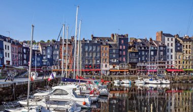 Güzel ve şirin eski liman tekneler, yelkenli, kafeler ve denizin bir güneşli yaz gününde Honfleur Fransa'nın Normandiya Köyü'nde