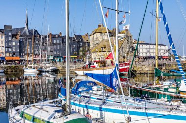 Güzel ve şirin eski liman tekneler, yelkenli, kafeler ve denizin bir güneşli yaz gününde Honfleur Fransa'nın Normandiya Köyü'nde