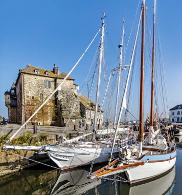 Güzel ve şirin eski liman tekneler, yelkenli, kafeler ve denizin bir güneşli yaz gününde Honfleur Fransa'nın Normandiya Köyü'nde