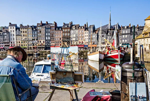 Güzel ve şirin eski liman tekneler, yelkenli, kafeler ve denizin bir güneşli yaz gününde Honfleur Fransa'nın Normandiya Köyü'nde
