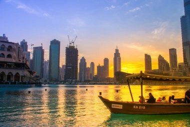 Dubai Çeşmesi Gölü binmek, gün batımı manzaralı BAE tekne yolculuğu içinde ziyarete Dubai Alışveriş Merkezi ve Uluslararası Dubai Kongre ve Sergi Sarayı, ünlü turistik, birinciye çeşme gösteri dans