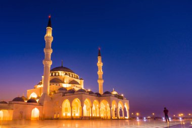 Sharjah Yeni Camii 'nde ziyaret edilecek.