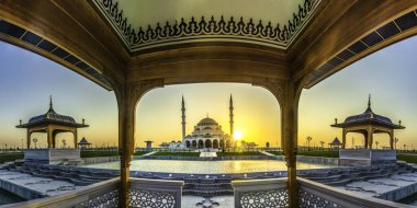 Sharjah Yeni Camii 'nin geniş açılı görünümü