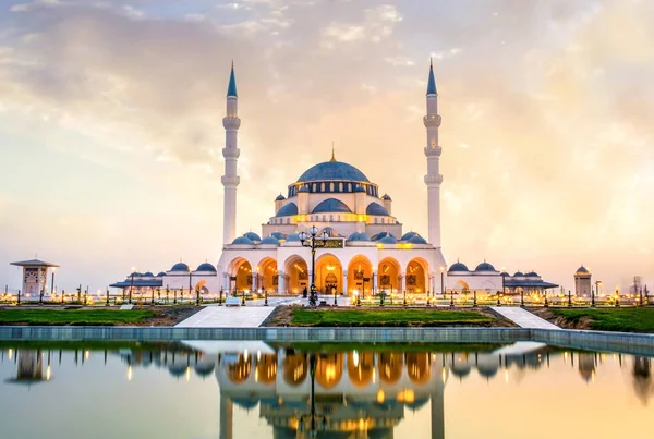 Dubai 'de görülecek yeni bir cami.