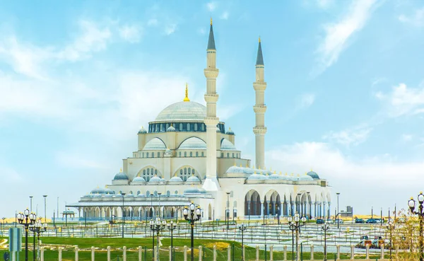 Sharjah Yeni Camii Birleşik Arap Emirliğinde görmek için güzel bir yer