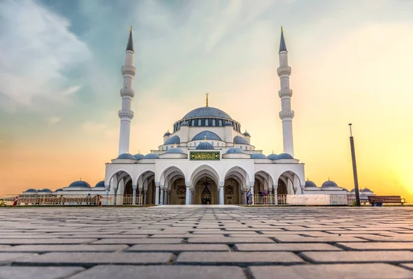 Sharjah Yeni Camii Dubai 'de ziyaret edilecek en iyi yer.