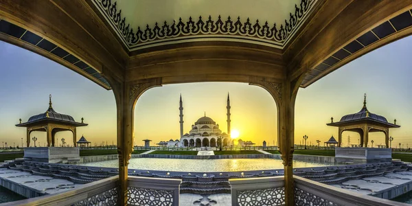 Sharjah Yeni Camii 'nin geniş açılı görünümü
