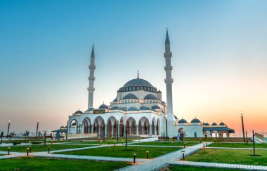 Dubai 'de Renkli Sharjah Camii Yeni Cazibe
