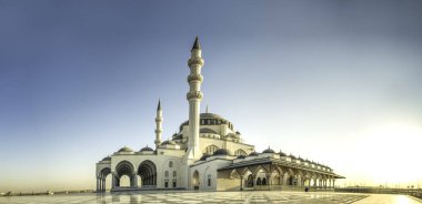 Sharjah 'taki yeni cami Birleşik Arap Em' inde ziyaret etmek için güzel bir yer.