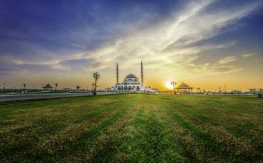 Dubai 'de görülecek yeni bir cami, Arapça Harf Tercümesi