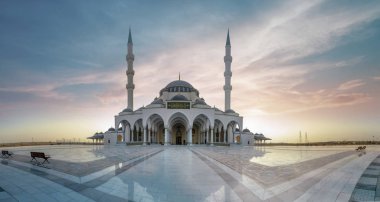 Dubai 'de görülecek yeni bir cami, Arapça Harf Tercümesi
