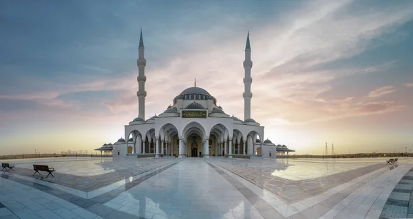 Dubai 'de görülecek yeni bir cami, Arapça Harf Tercümesi