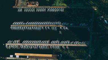 Havadan görünümü iskele. Tekneler. Su ulaştırma araçları. Yaz. Kiev. Ukrayna.