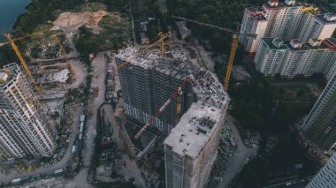 Yüksek katlı bina inşaatı. Vinç. Havadan görünümü.