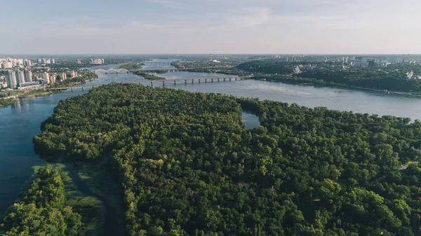 Vista Aérea Ilha Floresta Árvores Ponte Céu Verão Rio Dnieper — Fotografia de Stock