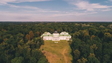 Kachanovka. Ukrayna. 9 Ağustos 2017. Tarnowski Sarayı. Havadan görünümü Saray. Rezerv. Park. Ağaçlar. Orman. Yaz. Bir gün. Gökyüzü. Bulutlar. Doğa. Mimarisi. Turistik yer. Duvar kağıdı.