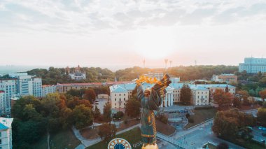 Bağımsızlık Meydanı. Ukrayna. Kiev. 25 Ağustos 2017. Bağımsızlık Anıtı hava görünümünü. Dawn. Güneş. Bir gün. Devrim gurur. Gökyüzü. Yaz. Bina. Turuncu devrim. Şehir Merkezi. Kiev.