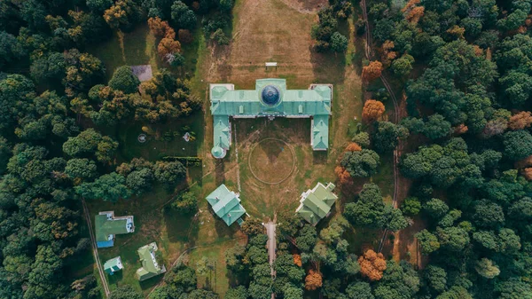 Kachanovka. Ukrayna. 9 Ağustos 2017. Tarnowski Sarayı. Havadan görünümü Saray. Park. Ağaçlar. Orman. Yaz. Bir gün. Doğa. Mimarisi. Turistik yer. Duvar kağıdı. Bina.