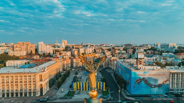 Bağımsızlık Meydanı. Ukrayna. Kiev. 25 Ağustos 2017. Bağımsızlık Anıtı hava görünümünü. Dawn. Güneş. Bir gün. Devrim gurur. Gökyüzü. Yaz. Bina. Turuncu devrim. Şehir Merkezi. Kiev.