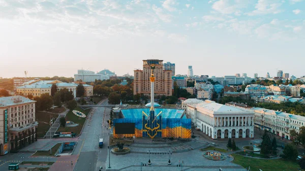 Bağımsızlık Meydanı. Ukrayna. Kiev. 25 Ağustos 2017. Bağımsızlık Anıtı hava görünümünü. Dawn. Güneş. Bir gün. Devrim gurur. Gökyüzü. Yaz. Bina. Turuncu devrim. Şehir Merkezi. Kiev.