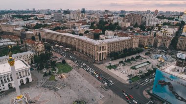 Ukrayna. Kiev. 13 Temmuz 2017. Bağımsızlık Meydanı. Bağımsızlık Meydanı nda havadan görünümü bulunan binalardan. Ukrayna'nın bağımsızlığını anıt. Araba kreshchatik tarafından gidin. Rating.