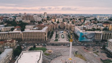 Ukrayna. Kiev. 13 Temmuz 2017. Bağımsızlık Meydanı. Bağımsızlık Meydanı nda havadan görünümü bulunan binalardan. Ukrayna'nın bağımsızlığını anıt. Araba kreshchatik tarafından gidin. Rating.